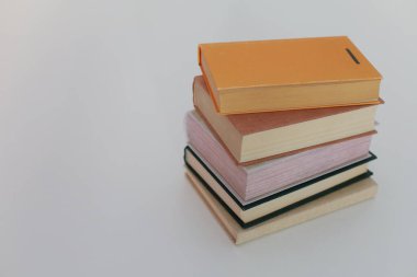 Beyaz arkaplan üzerine kitap yığını