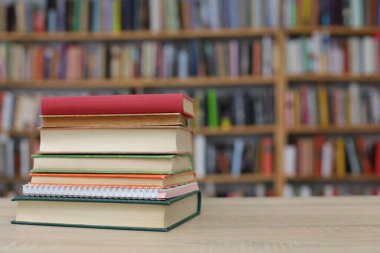 Ahşap arka planda kitap yığını