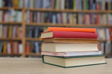 Kitaplar kütüphanede masanın üstünde.