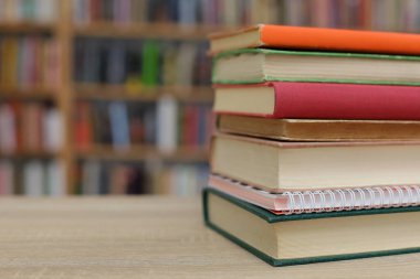 Kütüphanedeki kitaplar.