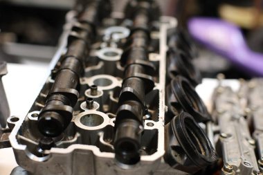 Araba motoru. Bir arabanın motorunu kapat..