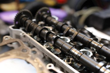 Bir atölyede araba motoru