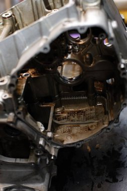 Araba motoru tamirhanede.