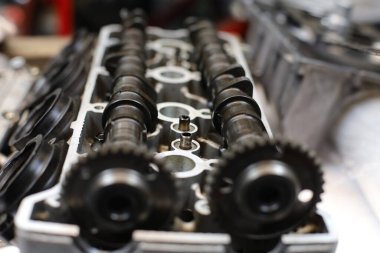 bir araba motorunun ayrıntıları.