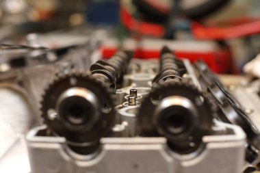 Modern bir arabanın motor parçaları..