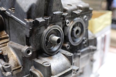 Atölyedeki eski motor.