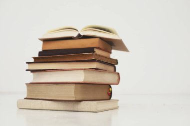 Beyaz arkaplan üzerine kitap yığını