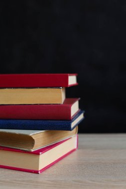 Siyah arka plan, eğitim konsepti üzerine bir yığın kitap.