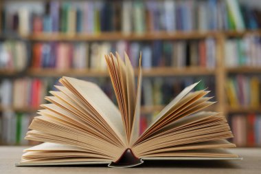 Kitaplar kütüphanede masanın üzerinde