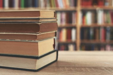 Tahta masadaki kitap yığını..