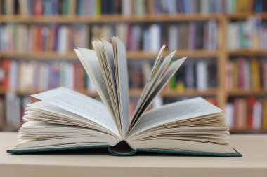 Kitap masanın üstünde.