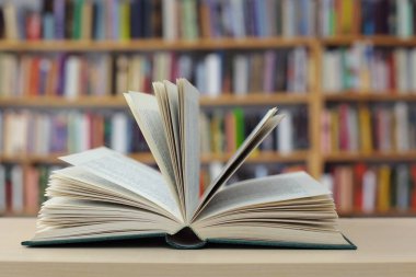 Kütüphanede açık bir kitap. Metin için boşluk