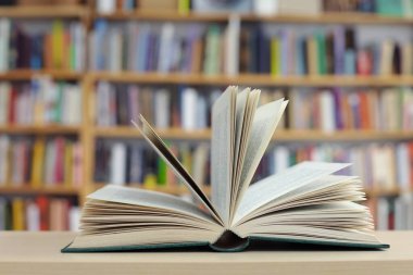 Kütüphanede kitap yığını