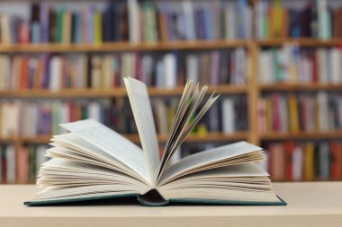 Kütüphanede kitap yığını