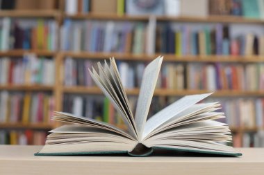 Kitap yığını Kitaplığı'nda, yakın çekim