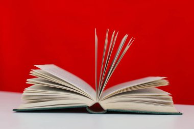Beyaz arkaplanda izole edilmiş kırmızı kitabı aç