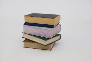 Beyaz arkaplan üzerine kitap yığını