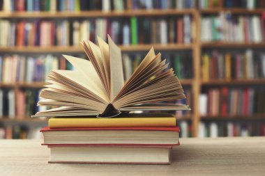 Açık kitap, ahşap masadaki ciltli kitaplar. Okula dönüyorum. kopyalama alanı. Okula dönüyorum. eğitim geçmişi