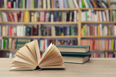 Kütüphanedeki masadaki kitap yığını. Metin için alan