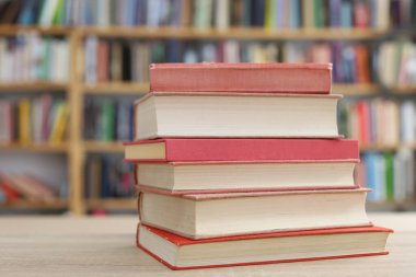 Kütüphanedeki masanın üzerinde kitap yığını