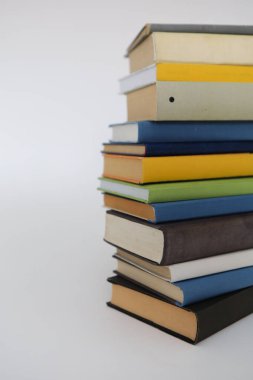 Beyaz arkaplan üzerine kitap yığını
