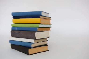 Beyaz arkaplan üzerine kitap yığını