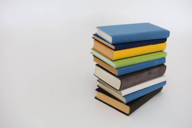 Beyaz arkaplan üzerine kitap yığını