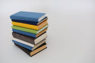 Beyaz arkaplan üzerine kitap yığını