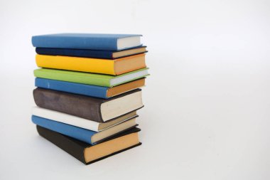 Beyaz arkaplanda izole kitap yığını