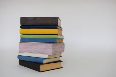 Beyaz arkaplan üzerine kitap yığını