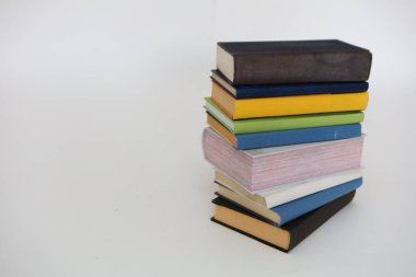 beyaz zemin üzerinde kitap yığını