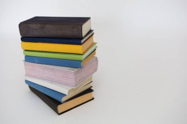 Beyaz arkaplan üzerine kitap yığını