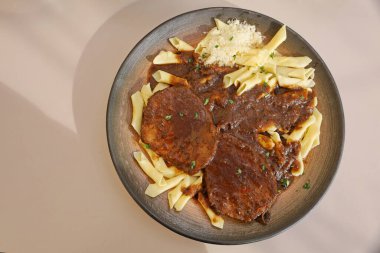 Kızarmış domuz bifteği ve patates