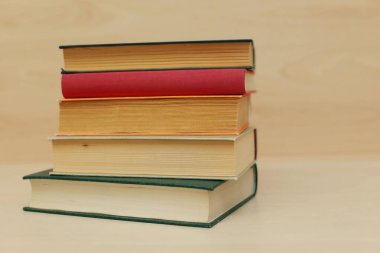 Beyaz arkaplan üzerine kitap yığını