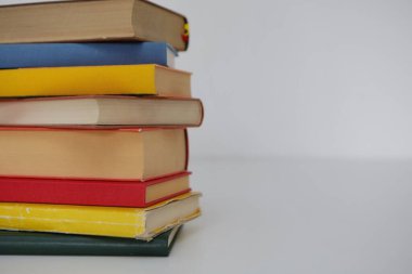Beyaz arkaplan üzerine kitap yığını