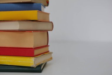 Beyaz arkaplan üzerine kitap yığını