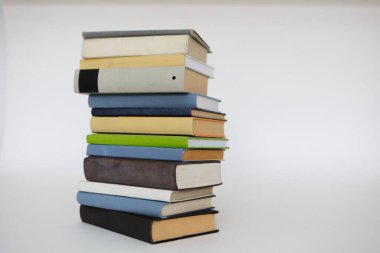 Beyaz arkaplan üzerine bir yığın kitap, kütüphane, eğitim, ahşap masa üzerine kitaplar, yüksek kaliteli profesyonel fotoğrafçılık, yüksek kaliteli kitap fotoğrafçılığı, En İyi Kitap Fotoğrafı,