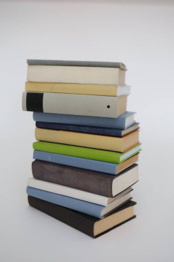 Beyaz arkaplan üzerine bir yığın kitap, kütüphane, eğitim, ahşap masa üzerine kitaplar, yüksek kaliteli profesyonel fotoğrafçılık, yüksek kaliteli kitap fotoğrafçılığı, En İyi Kitap Fotoğrafı,