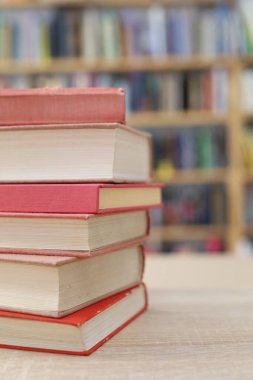 Beyaz arkaplan üzerine bir yığın kitap, kütüphane, eğitim, ahşap masa üzerine kitaplar, yüksek kaliteli profesyonel fotoğrafçılık, yüksek kaliteli kitap fotoğrafçılığı, En İyi Kitap Fotoğrafı,