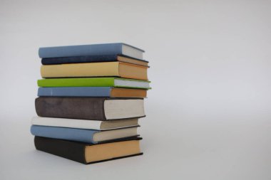 Beyaz arkaplan üzerine bir yığın kitap, kütüphane, eğitim, ahşap masa üzerine kitaplar, yüksek kaliteli profesyonel fotoğrafçılık, yüksek kaliteli kitap fotoğrafçılığı, En İyi Kitap Fotoğrafı,