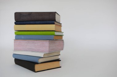 Beyaz arkaplan üzerine bir yığın kitap, kütüphane, eğitim, ahşap masa üzerine kitaplar, yüksek kaliteli profesyonel fotoğrafçılık, yüksek kaliteli kitap fotoğrafçılığı, En İyi Kitap Fotoğrafı,