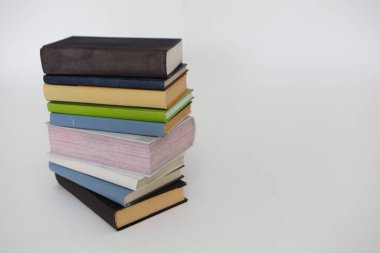 Beyaz arkaplan üzerine bir yığın kitap, kütüphane, eğitim, ahşap masa üzerine kitaplar, yüksek kaliteli profesyonel fotoğrafçılık, yüksek kaliteli kitap fotoğrafçılığı, En İyi Kitap Fotoğrafı,