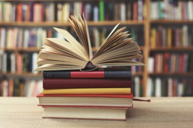 Beyaz arkaplan üzerine bir yığın kitap, kütüphane, eğitim, ahşap masa üzerine kitaplar, yüksek kaliteli profesyonel fotoğrafçılık, yüksek kaliteli kitap fotoğrafçılığı, En İyi Kitap Fotoğrafı,