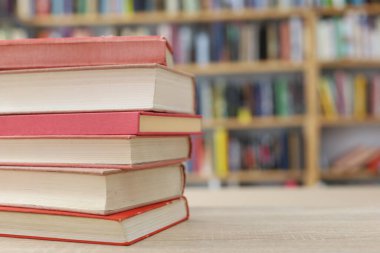 Beyaz arkaplan üzerine bir yığın kitap, kütüphane, eğitim, ahşap masa üzerine kitaplar, yüksek kaliteli profesyonel fotoğrafçılık, yüksek kaliteli kitap fotoğrafçılığı, En İyi Kitap Fotoğrafı,