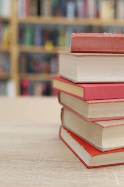 Beyaz arkaplan üzerine bir yığın kitap, kütüphane, eğitim, ahşap masa üzerine kitaplar, yüksek kaliteli profesyonel fotoğrafçılık, yüksek kaliteli kitap fotoğrafçılığı, En İyi Kitap Fotoğrafı,