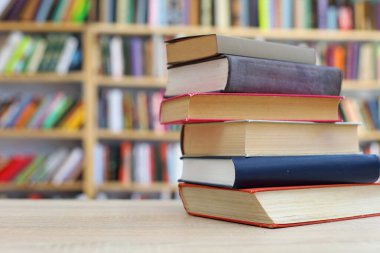 Beyaz arkaplan üzerine bir yığın kitap, kütüphane, eğitim, ahşap masa üzerine kitaplar, yüksek kaliteli profesyonel fotoğrafçılık, yüksek kaliteli kitap fotoğrafçılığı, En İyi Kitap Fotoğrafı,