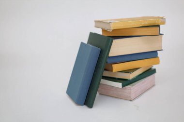 Beyaz arkaplan üzerine bir yığın kitap, kütüphane, eğitim, ahşap masa üzerine kitaplar, yüksek kaliteli profesyonel fotoğrafçılık, yüksek kaliteli kitap fotoğrafçılığı, En İyi Kitap Fotoğrafı,