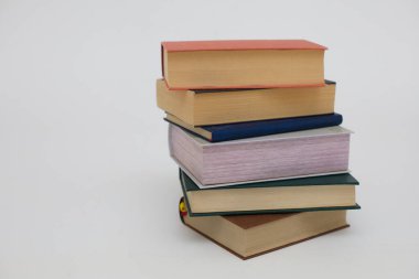 Beyaz arkaplan üzerine bir yığın kitap, kütüphane, eğitim, ahşap masa üzerine kitaplar, yüksek kaliteli profesyonel fotoğrafçılık, yüksek kaliteli kitap fotoğrafçılığı, En İyi Kitap Fotoğrafı,