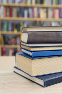 Beyaz arkaplan üzerine bir yığın kitap, kütüphane, eğitim, ahşap masa üzerine kitaplar, yüksek kaliteli profesyonel fotoğrafçılık, yüksek kaliteli kitap fotoğrafçılığı, En İyi Kitap Fotoğrafı,