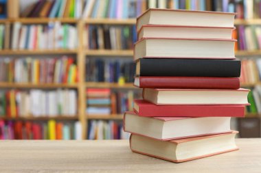 Beyaz arkaplan üzerine bir yığın kitap, kütüphane, eğitim, ahşap masa üzerine kitaplar, yüksek kaliteli profesyonel fotoğrafçılık, yüksek kaliteli kitap fotoğrafçılığı, En İyi Kitap Fotoğrafı,